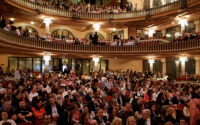 “La Sra. Sònia Vallès, vicepresidenta del Codinucat, assisteix a la Diada del Farmacèutic al Palau de la Música Catalana amb més de 1.000 professionals del sector.”